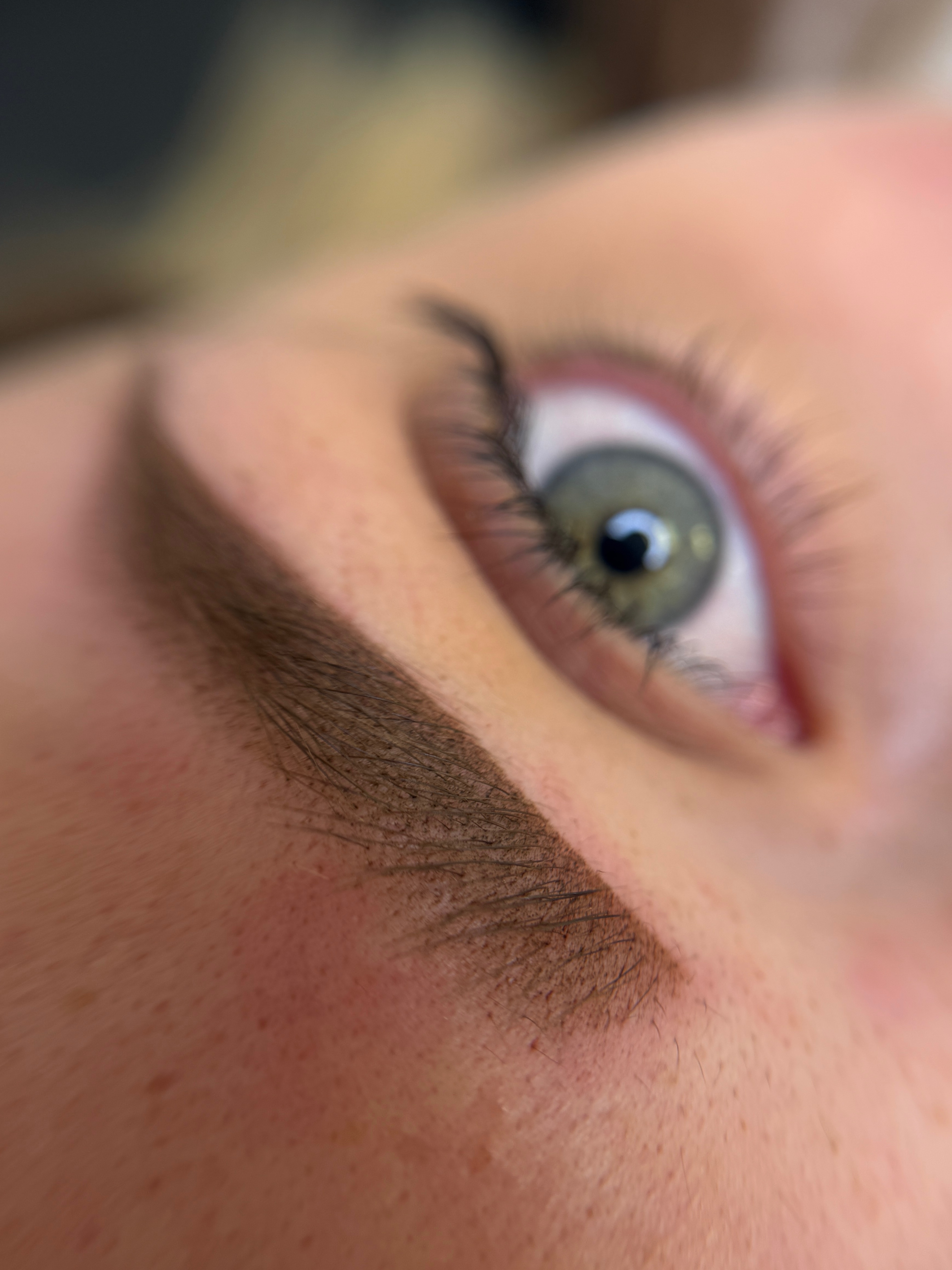 Coaching délicate brows 
